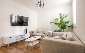 Spacious 3 Bedroom Home With Ps5 And Pool Table Near O2 Arena Canary Wharf And Elizabeth Line To Central London