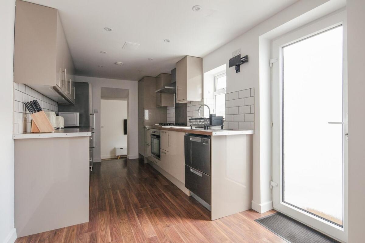 Spacious 3 Bedroom Home With Ps5 And Pool Table Near O2 Arena Canary Wharf And Elizabeth Line To Central London Exterior photo