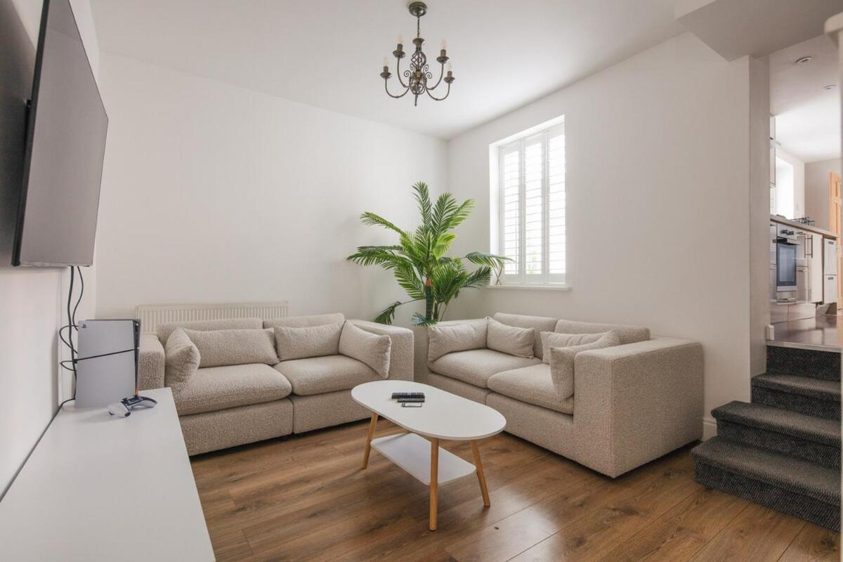 Spacious 3 Bedroom Home With Ps5 And Pool Table Near O2 Arena Canary Wharf And Elizabeth Line To Central London Exterior photo