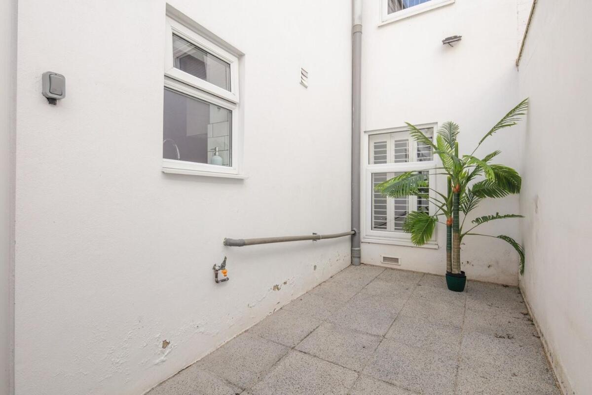 Spacious 3 Bedroom Home With Ps5 And Pool Table Near O2 Arena Canary Wharf And Elizabeth Line To Central London Exterior photo
