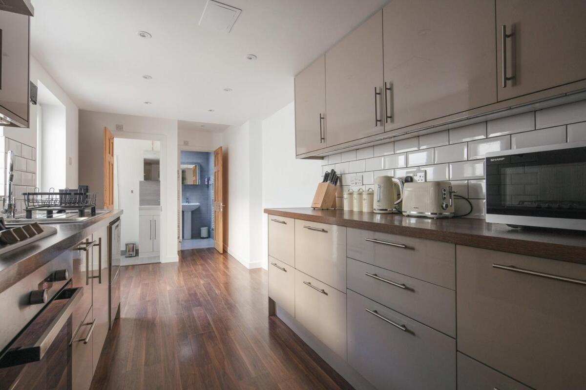Spacious 3 Bedroom Home With Ps5 And Pool Table Near O2 Arena Canary Wharf And Elizabeth Line To Central London Exterior photo