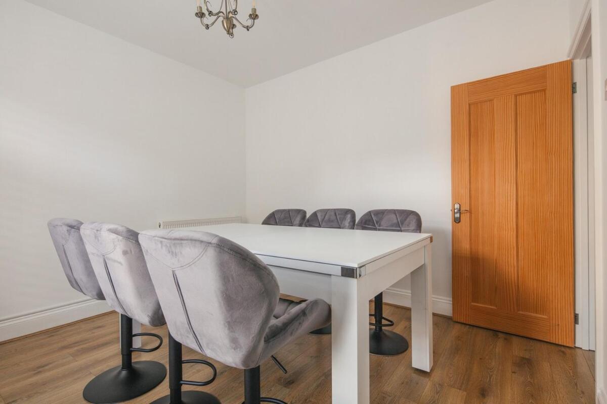Spacious 3 Bedroom Home With Ps5 And Pool Table Near O2 Arena Canary Wharf And Elizabeth Line To Central London Exterior photo