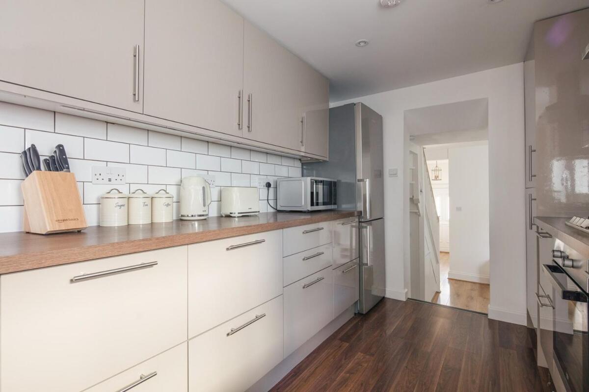 Spacious 3 Bedroom Home With Ps5 And Pool Table Near O2 Arena Canary Wharf And Elizabeth Line To Central London Exterior photo