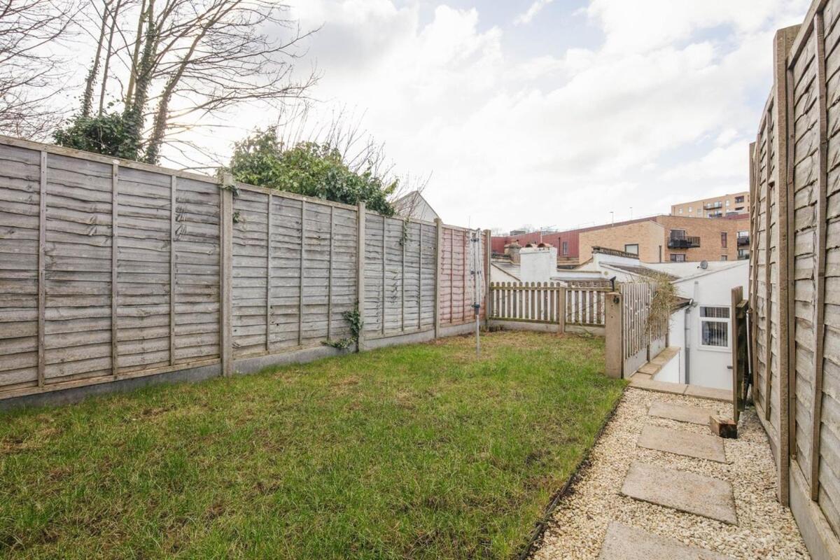 Spacious 3 Bedroom Home With Ps5 And Pool Table Near O2 Arena Canary Wharf And Elizabeth Line To Central London Exterior photo