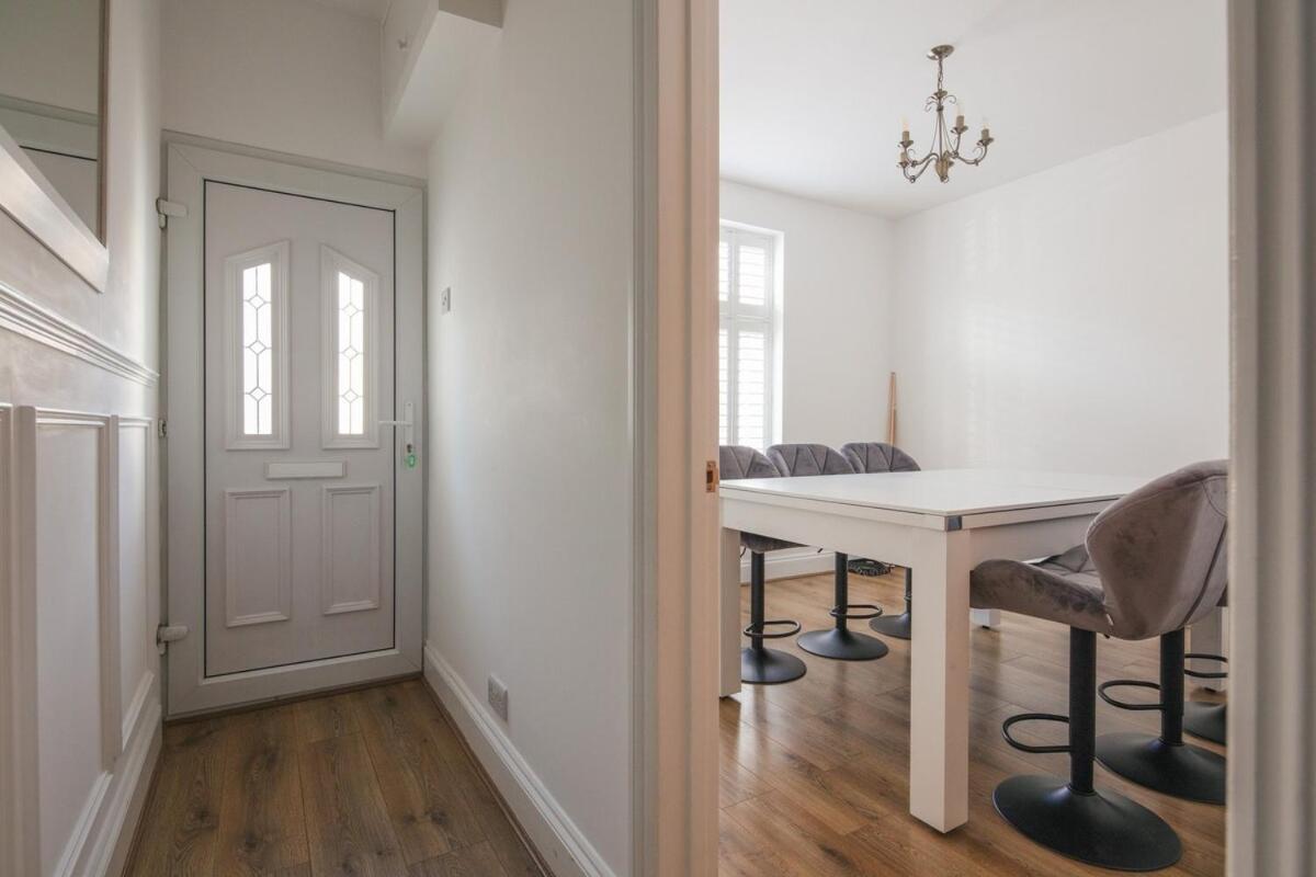 Spacious 3 Bedroom Home With Ps5 And Pool Table Near O2 Arena Canary Wharf And Elizabeth Line To Central London Exterior photo