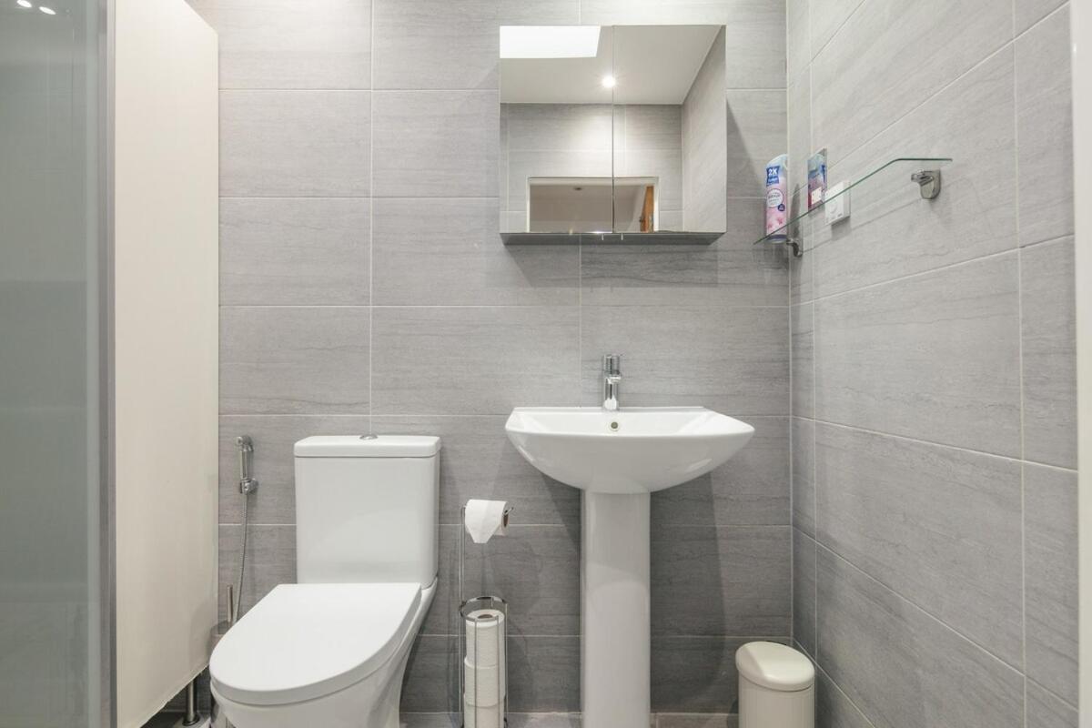 Spacious 3 Bedroom Home With Ps5 And Pool Table Near O2 Arena Canary Wharf And Elizabeth Line To Central London Exterior photo