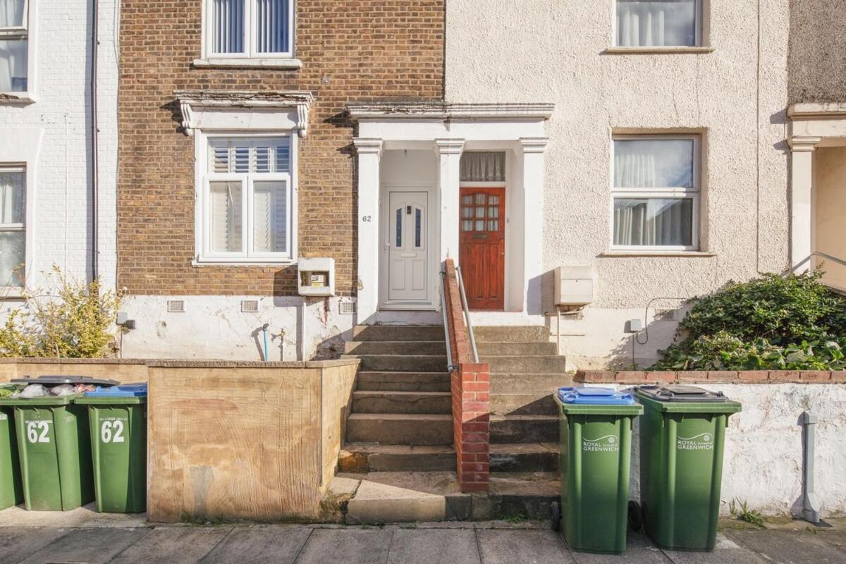 Spacious 3 Bedroom Home With Ps5 And Pool Table Near O2 Arena Canary Wharf And Elizabeth Line To Central London Exterior photo