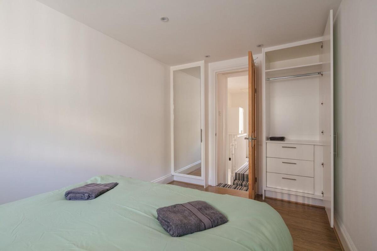 Spacious 3 Bedroom Home With Ps5 And Pool Table Near O2 Arena Canary Wharf And Elizabeth Line To Central London Exterior photo