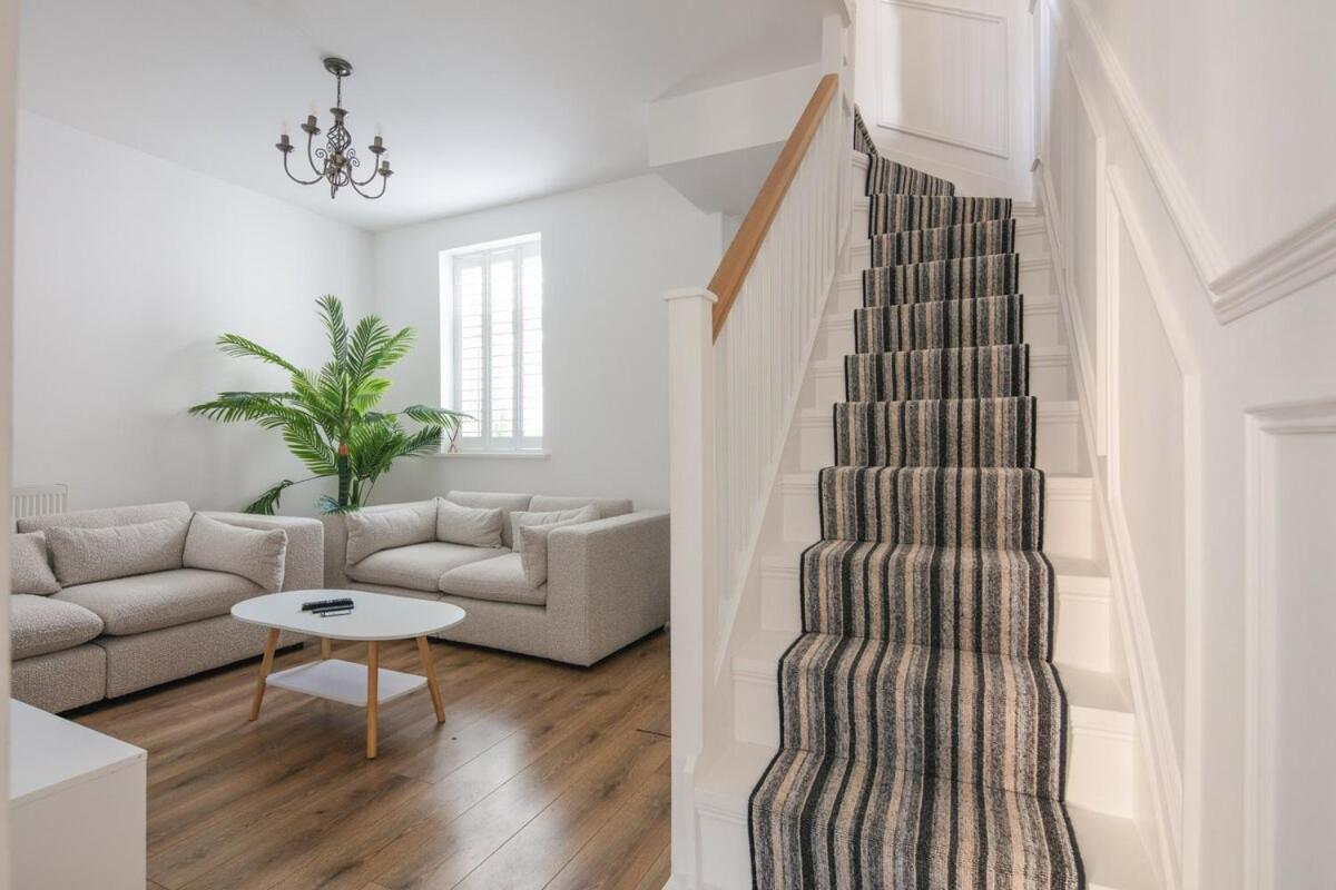 Spacious 3 Bedroom Home With Ps5 And Pool Table Near O2 Arena Canary Wharf And Elizabeth Line To Central London Exterior photo