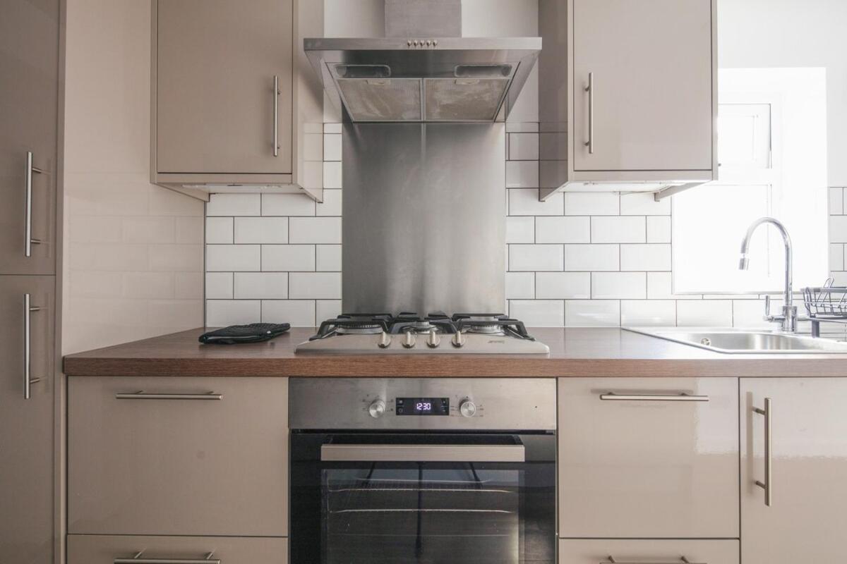 Spacious 3 Bedroom Home With Ps5 And Pool Table Near O2 Arena Canary Wharf And Elizabeth Line To Central London Exterior photo