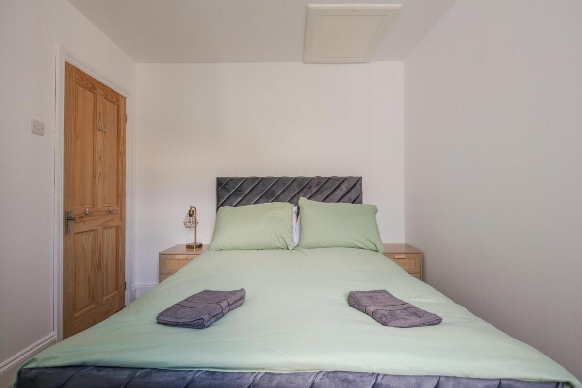 Spacious 3 Bedroom Home With Ps5 And Pool Table Near O2 Arena Canary Wharf And Elizabeth Line To Central London Exterior photo