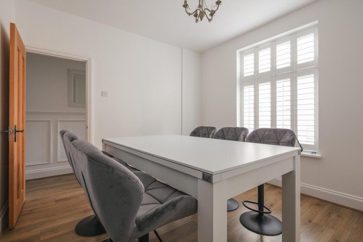 Spacious 3 Bedroom Home With Ps5 And Pool Table Near O2 Arena Canary Wharf And Elizabeth Line To Central London Exterior photo