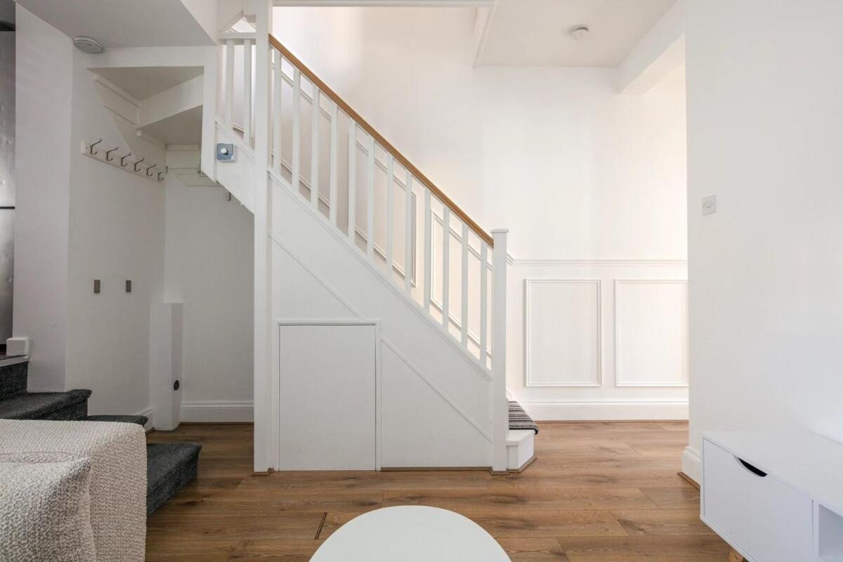 Spacious 3 Bedroom Home With Ps5 And Pool Table Near O2 Arena Canary Wharf And Elizabeth Line To Central London Exterior photo