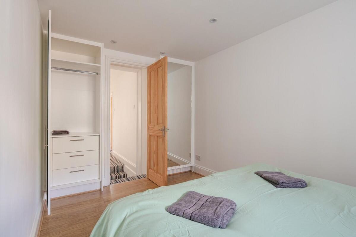 Spacious 3 Bedroom Home With Ps5 And Pool Table Near O2 Arena Canary Wharf And Elizabeth Line To Central London Exterior photo