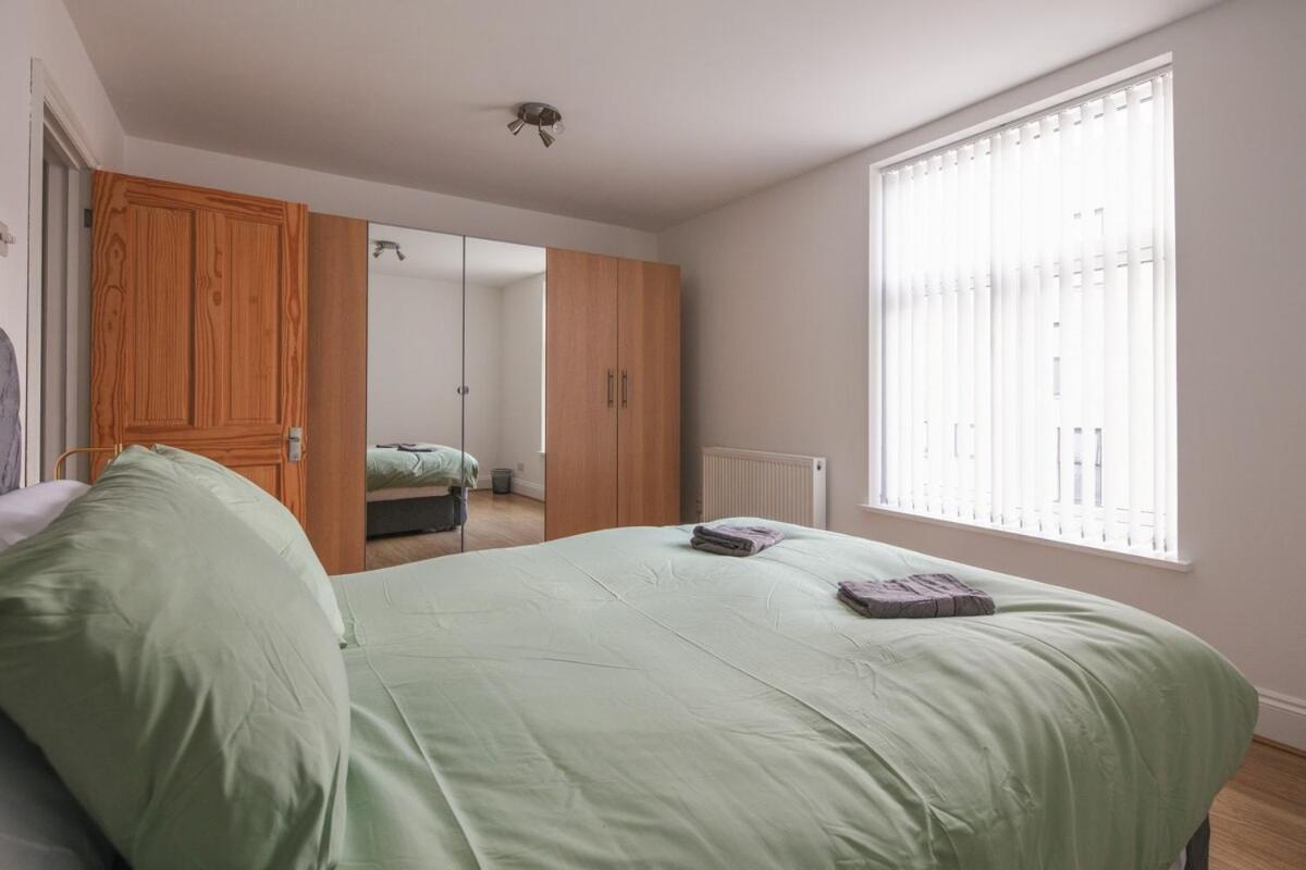 Spacious 3 Bedroom Home With Ps5 And Pool Table Near O2 Arena Canary Wharf And Elizabeth Line To Central London Exterior photo