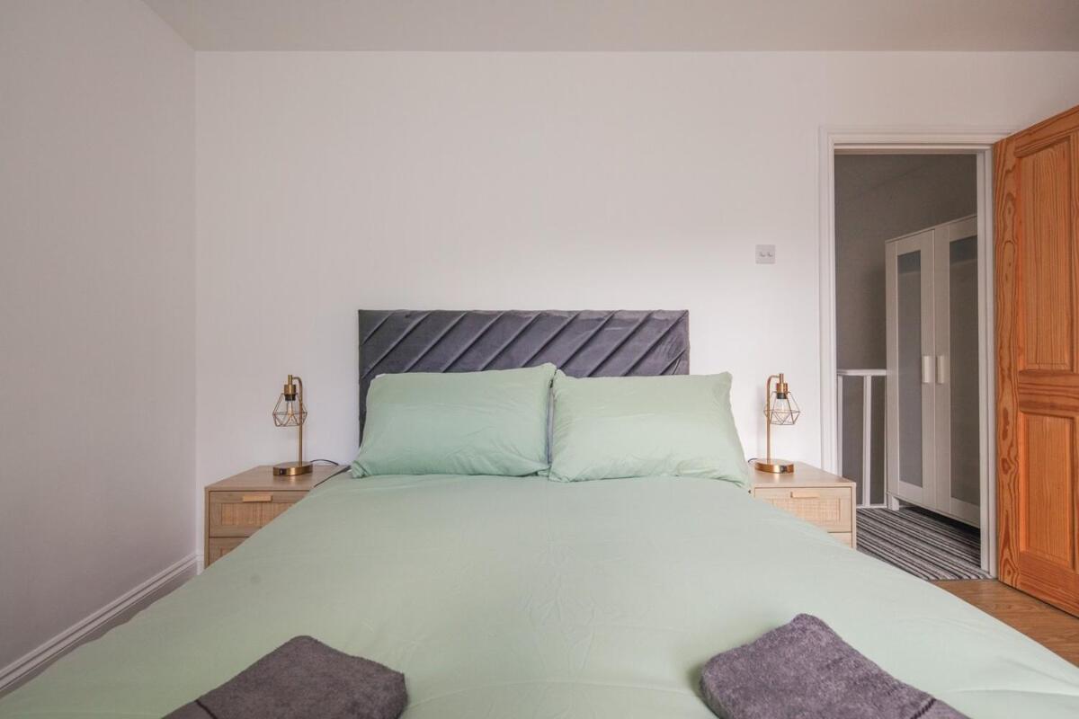 Spacious 3 Bedroom Home With Ps5 And Pool Table Near O2 Arena Canary Wharf And Elizabeth Line To Central London Exterior photo