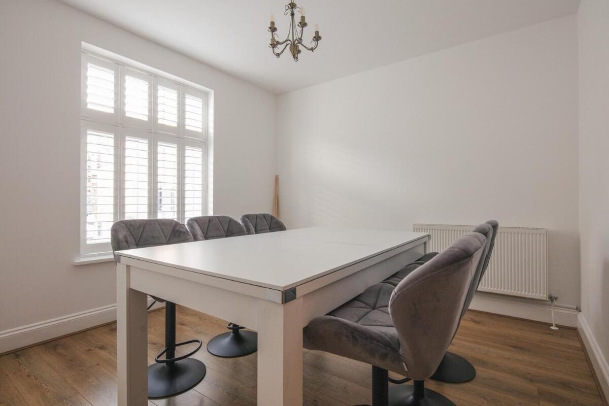 Spacious 3 Bedroom Home With Ps5 And Pool Table Near O2 Arena Canary Wharf And Elizabeth Line To Central London Exterior photo
