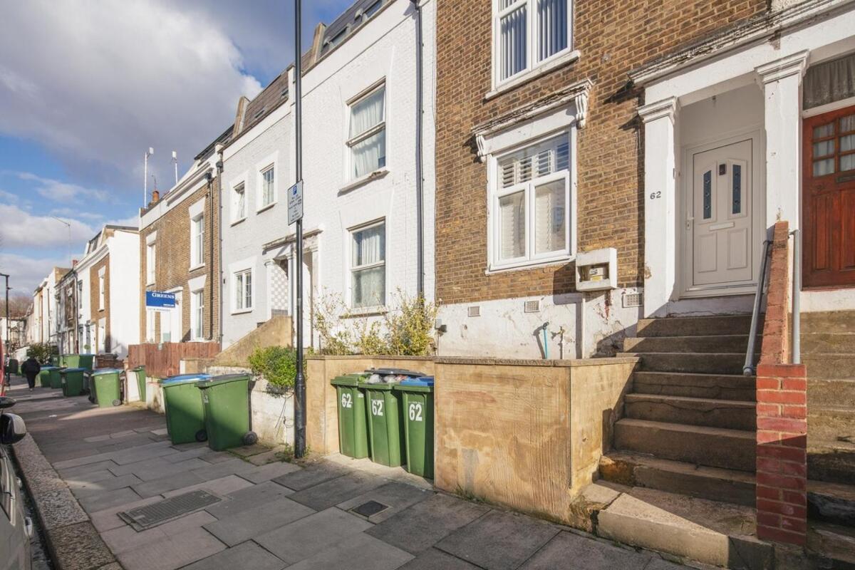 Spacious 3 Bedroom Home With Ps5 And Pool Table Near O2 Arena Canary Wharf And Elizabeth Line To Central London Exterior photo
