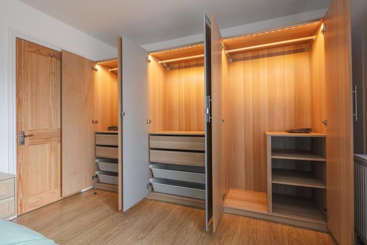 Spacious 3 Bedroom Home With Ps5 And Pool Table Near O2 Arena Canary Wharf And Elizabeth Line To Central London Exterior photo
