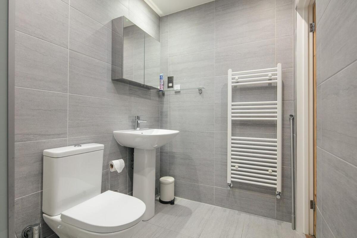 Spacious 3 Bedroom Home With Ps5 And Pool Table Near O2 Arena Canary Wharf And Elizabeth Line To Central London Exterior photo