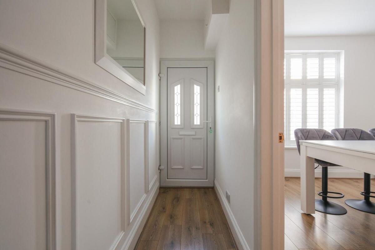 Spacious 3 Bedroom Home With Ps5 And Pool Table Near O2 Arena Canary Wharf And Elizabeth Line To Central London Exterior photo